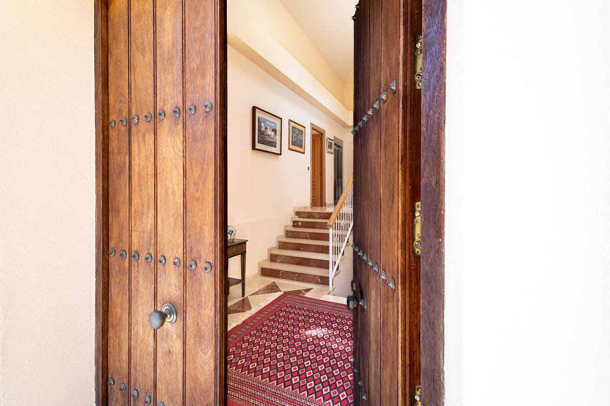 7 Bed Townhouse for sale in El Paraiso Costa Del Sol, Málaga, Spain
