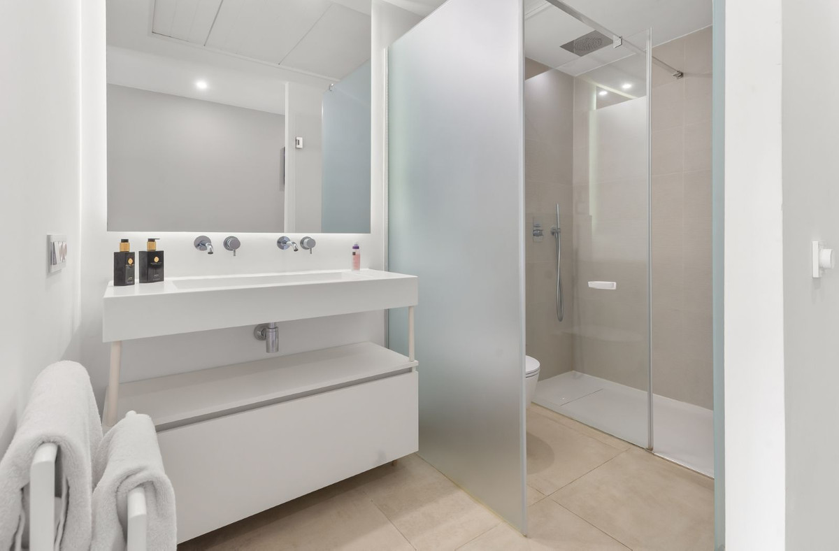 3 Bed Apartment for sale in Estepona Costa Del Sol, Málaga, Spain