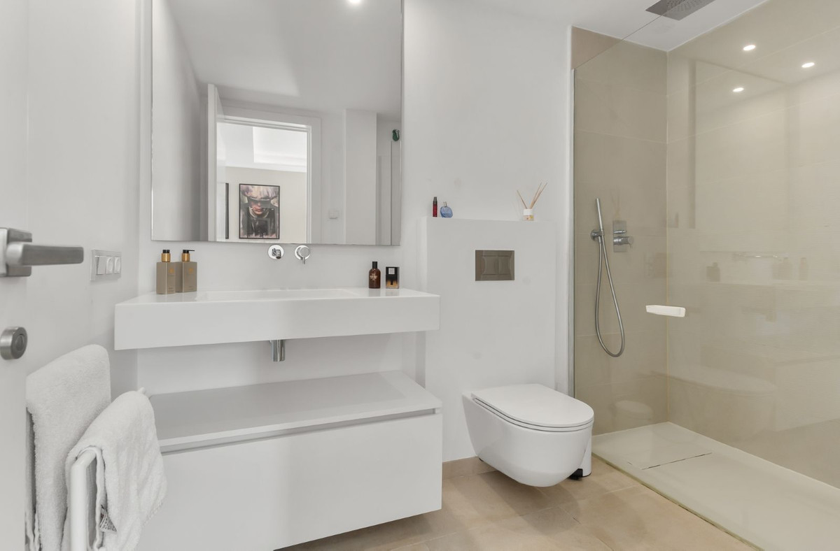 3 Bed Apartment for sale in Estepona Costa Del Sol, Málaga, Spain