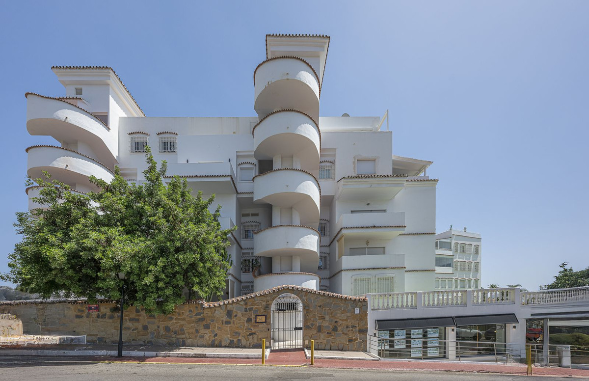 2 Bed Apartment for sale in Nueva Andalucía Costa Del Sol, Málaga, Spain