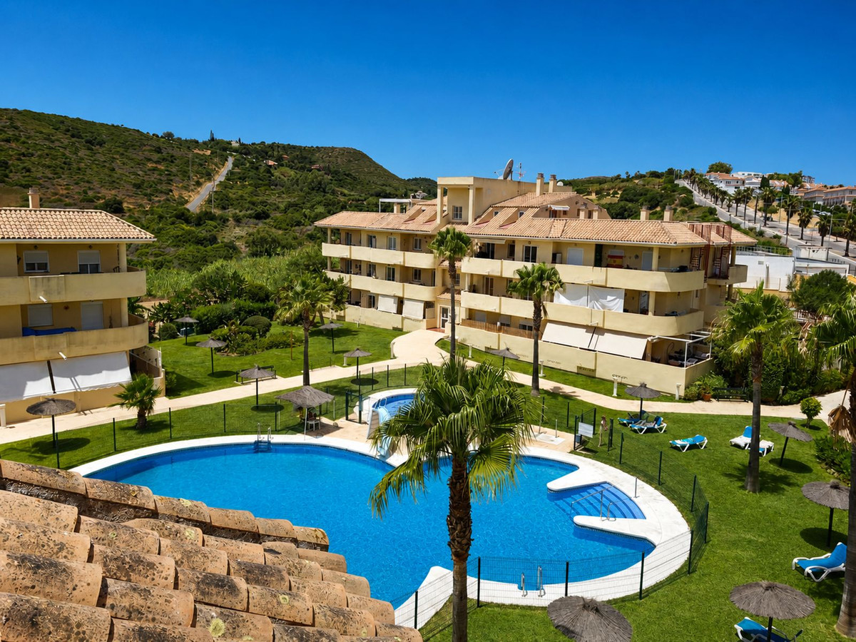 2 Bed Apartment for sale in La Duquesa Costa Del Sol, Málaga, Spain