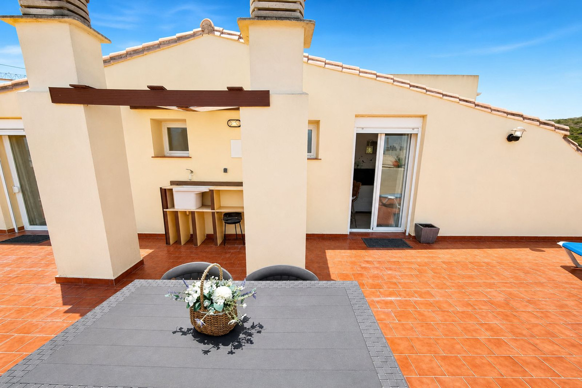 2 Bed Apartment for sale in La Duquesa Costa Del Sol, Málaga, Spain