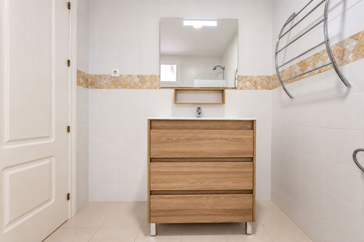 2 Bed Apartment for sale in La Duquesa Costa Del Sol, Málaga, Spain