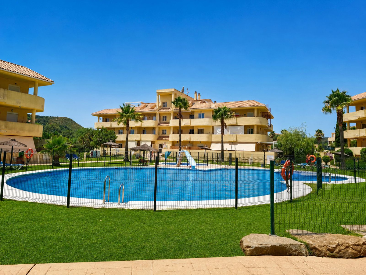 2 Bed Apartment for sale in La Duquesa Costa Del Sol, Málaga, Spain