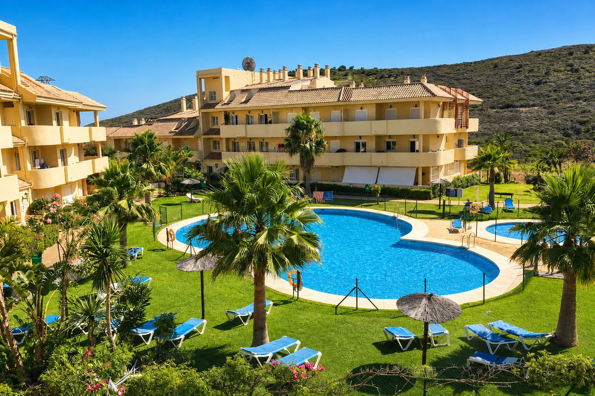 2 Bed Apartment for sale in La Duquesa Costa Del Sol, Málaga, Spain