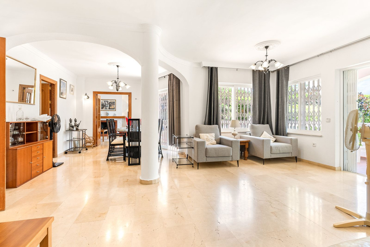 5 Bed Townhouse for sale in Calahonda Costa Del Sol, Málaga, Spain