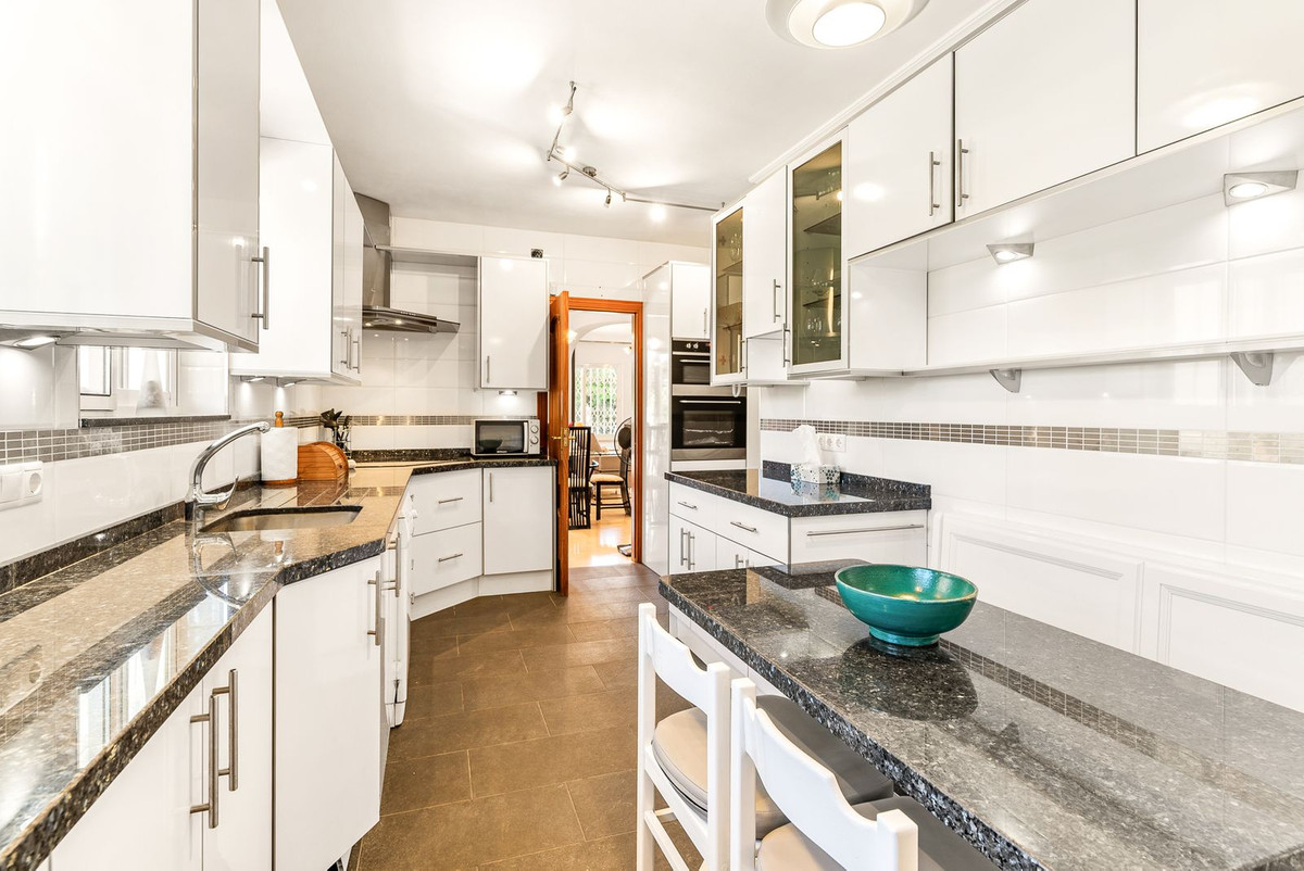 5 Bed Townhouse for sale in Calahonda Costa Del Sol, Málaga, Spain