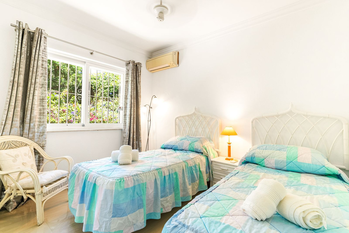 5 Bed Townhouse for sale in Calahonda Costa Del Sol, Málaga, Spain