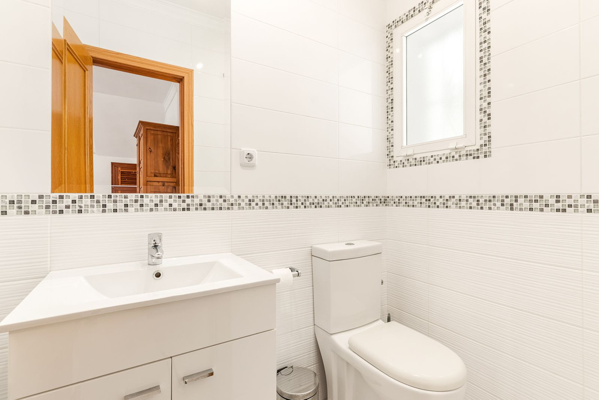 5 Bed Townhouse for sale in Calahonda Costa Del Sol, Málaga, Spain