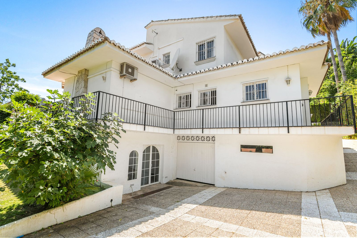 5 Bed Townhouse for sale in Calahonda Costa Del Sol, Málaga, Spain