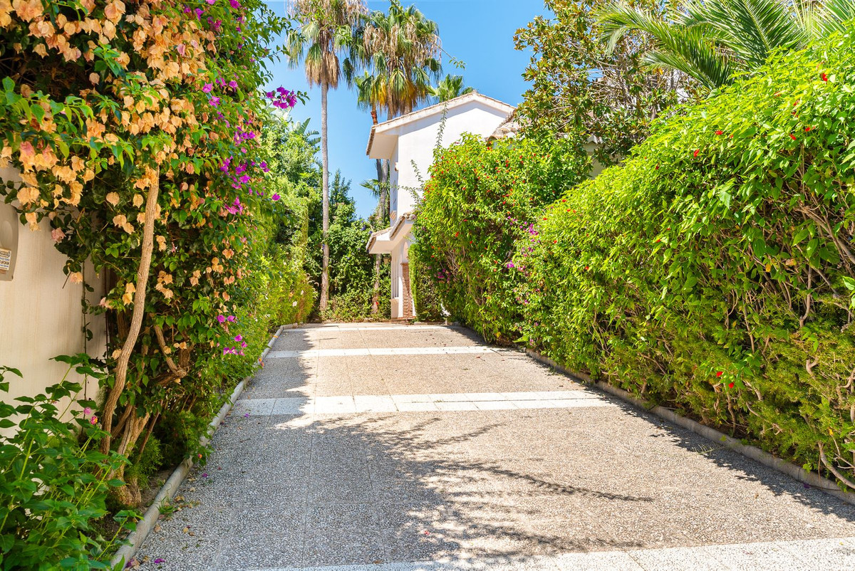 5 Bed Townhouse for sale in Calahonda Costa Del Sol, Málaga, Spain