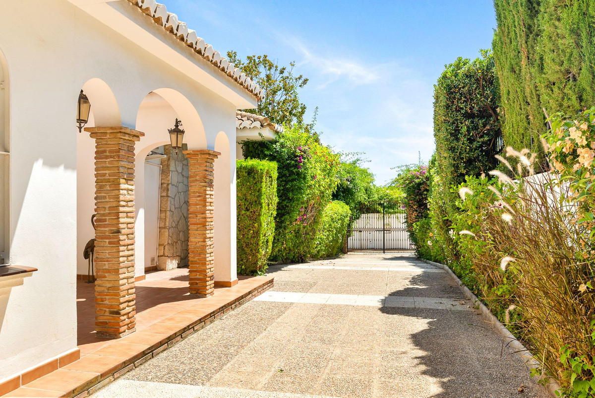 5 Bed Townhouse for sale in Calahonda Costa Del Sol, Málaga, Spain