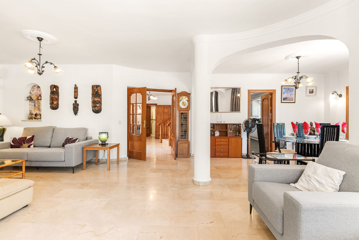 5 Bed Townhouse for sale in Calahonda Costa Del Sol, Málaga, Spain
