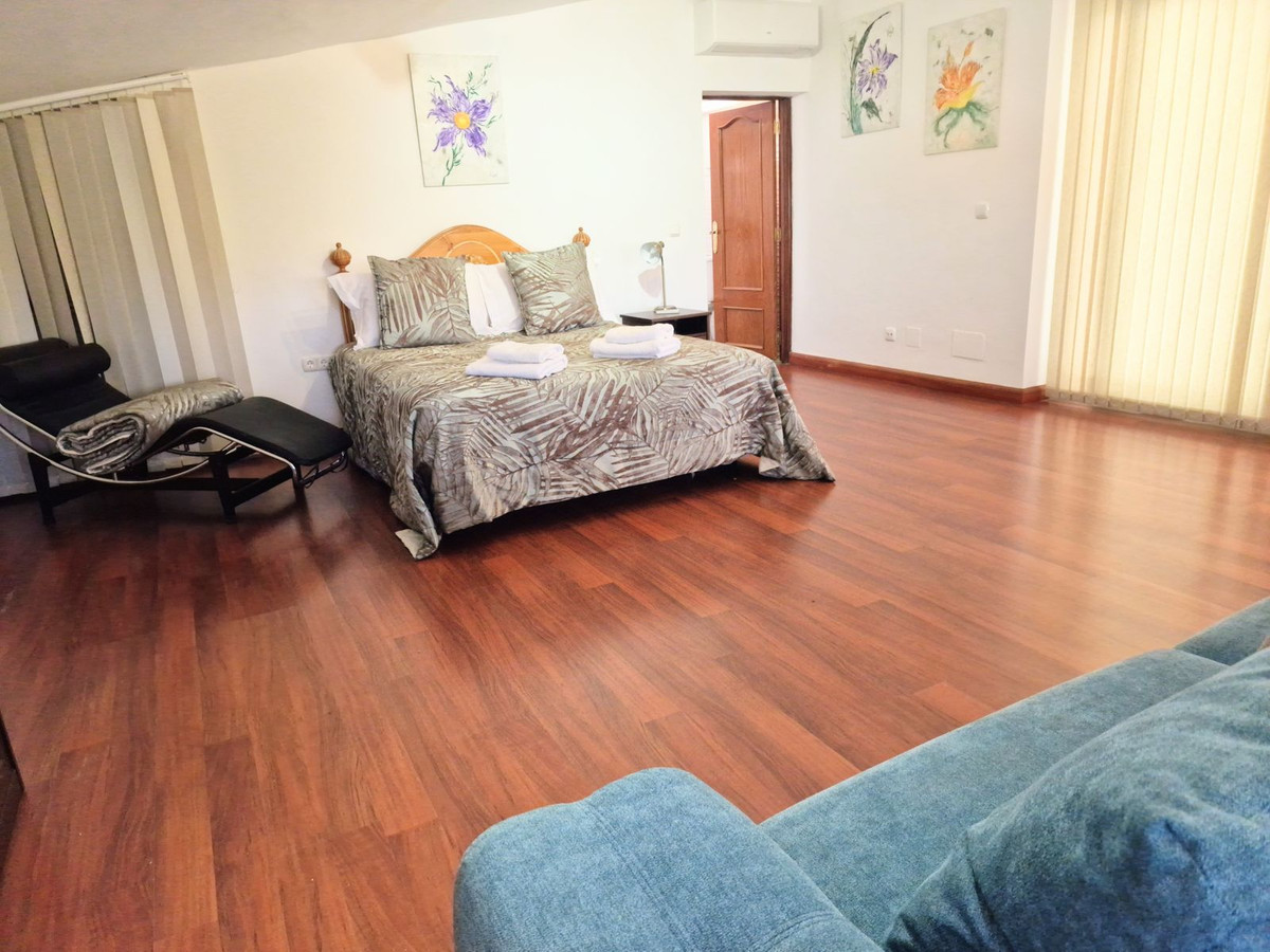 4 Bed Apartment for sale in La Carihuela Costa Del Sol, Málaga, Spain