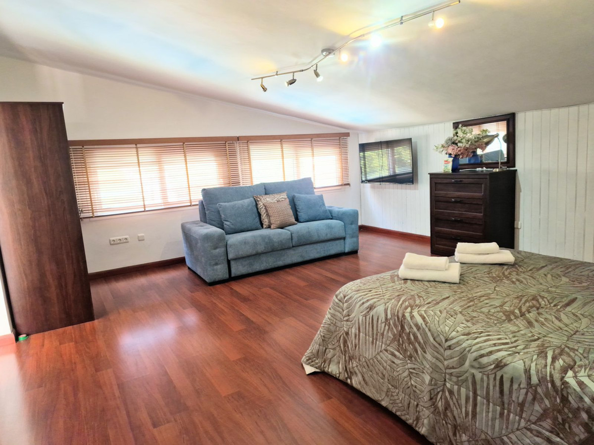 4 Bed Apartment for sale in La Carihuela Costa Del Sol, Málaga, Spain
