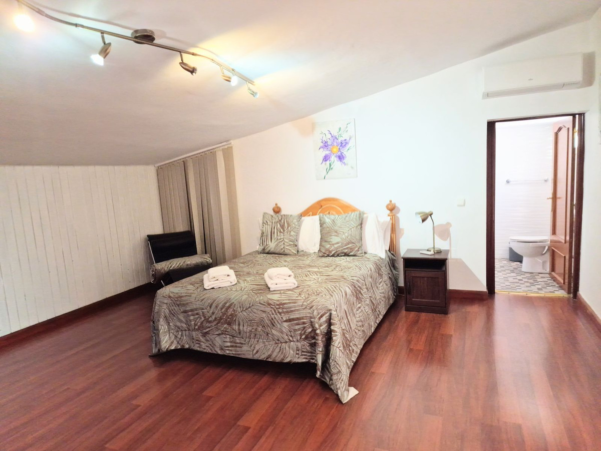4 Bed Apartment for sale in La Carihuela Costa Del Sol, Málaga, Spain
