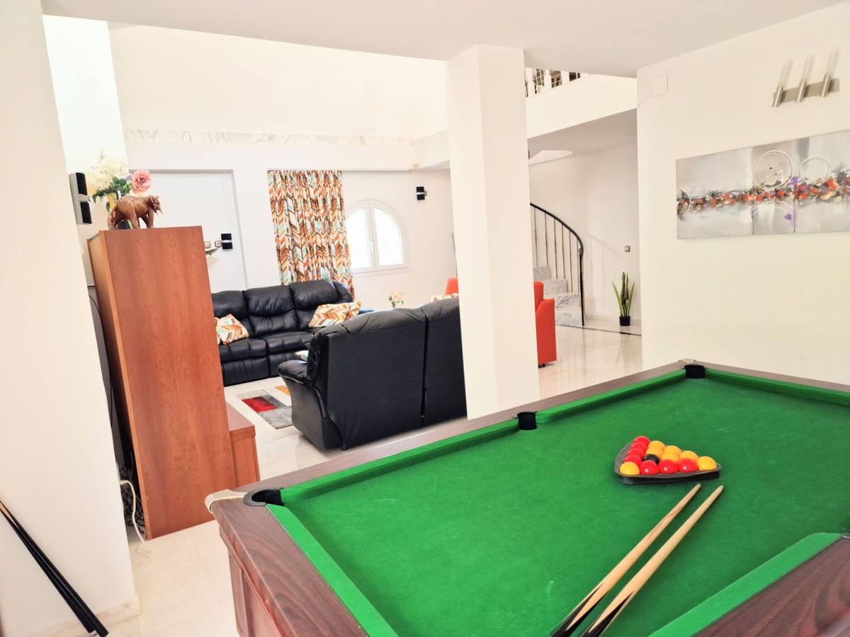 4 Bed Apartment for sale in La Carihuela Costa Del Sol, Málaga, Spain