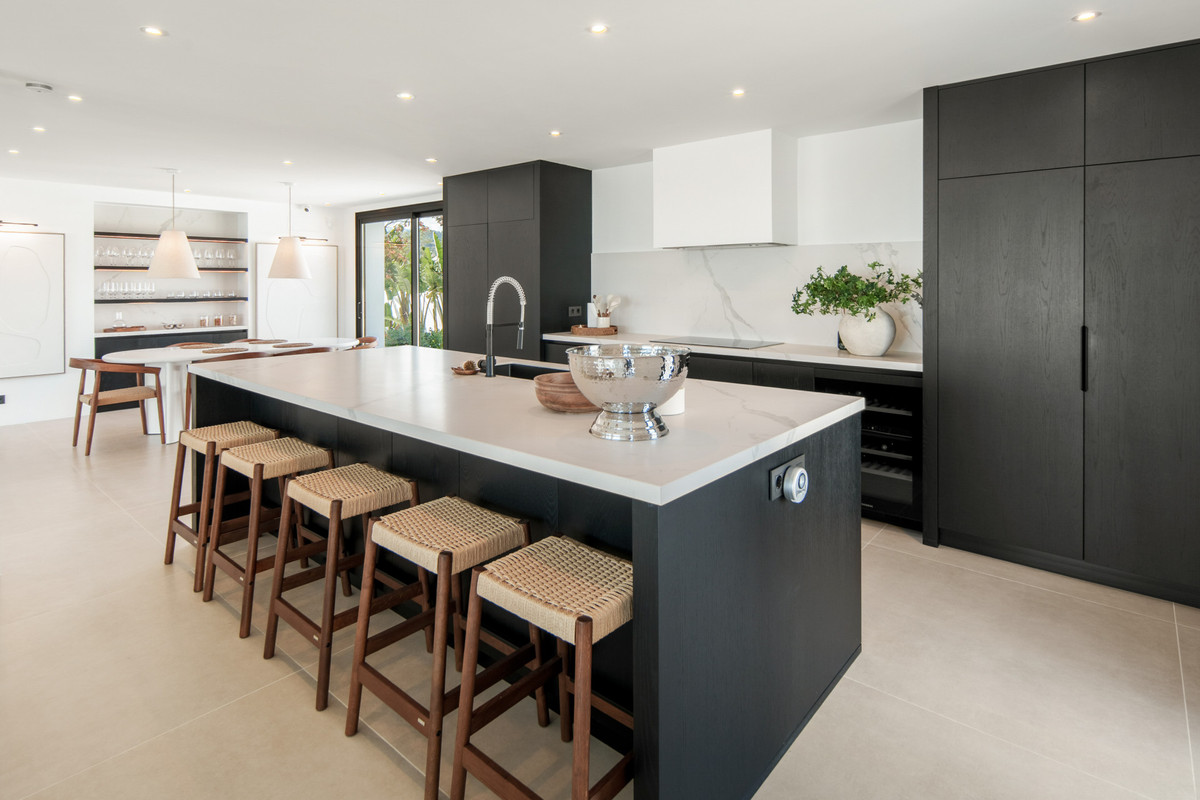 5 Bed Townhouse for sale in Benahavís Costa Del Sol, Málaga, Spain