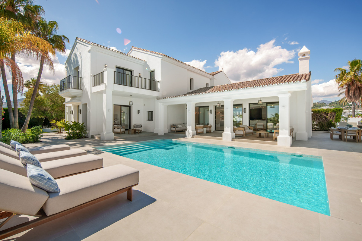 5 Bed Townhouse for sale in Benahavís Costa Del Sol, Málaga, Spain