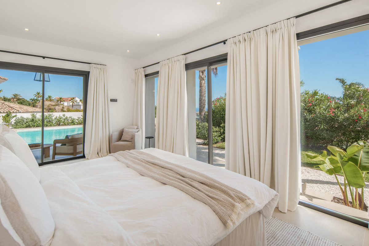 5 Bed Townhouse for sale in Benahavís Costa Del Sol, Málaga, Spain
