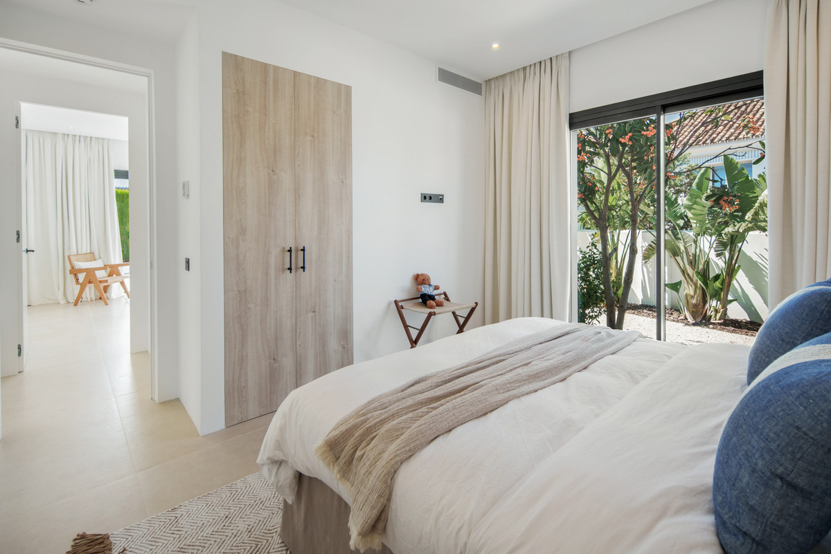 5 Bed Townhouse for sale in Benahavís Costa Del Sol, Málaga, Spain