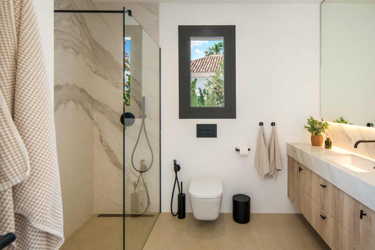 5 Bed Townhouse for sale in Benahavís Costa Del Sol, Málaga, Spain