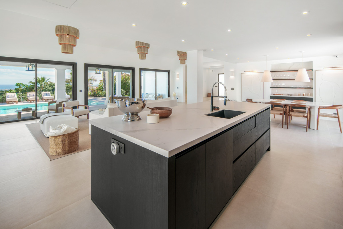 5 Bed Townhouse for sale in Benahavís Costa Del Sol, Málaga, Spain