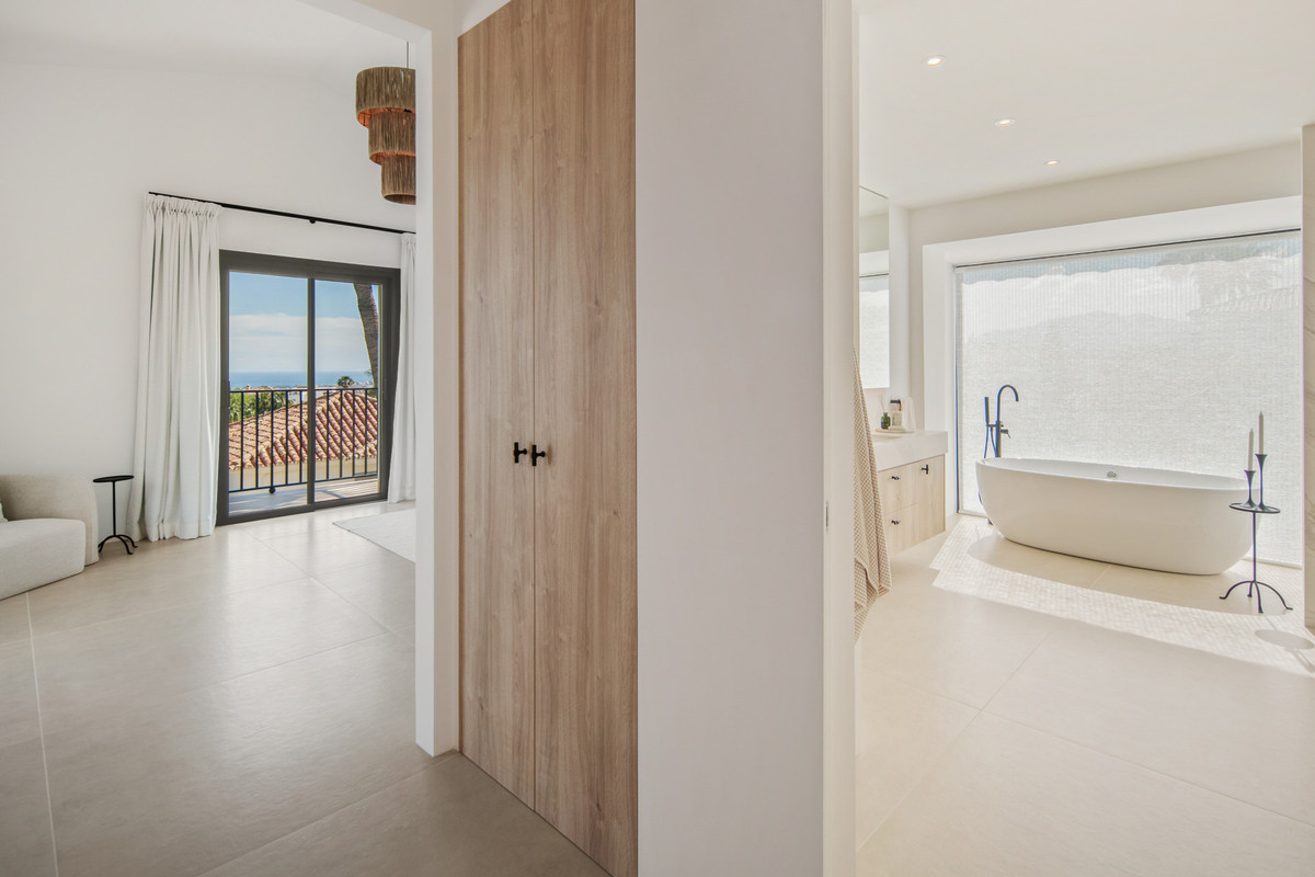 5 Bed Townhouse for sale in Benahavís Costa Del Sol, Málaga, Spain