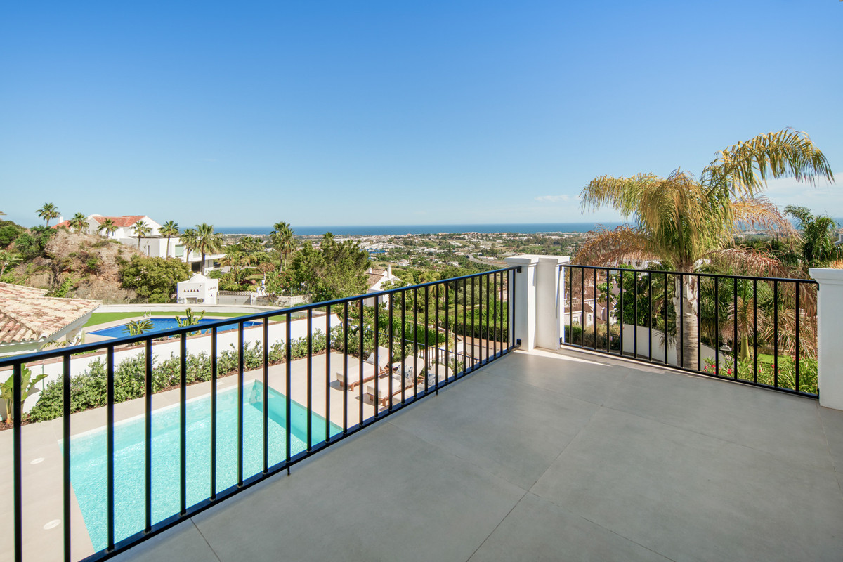 5 Bed Townhouse for sale in Benahavís Costa Del Sol, Málaga, Spain