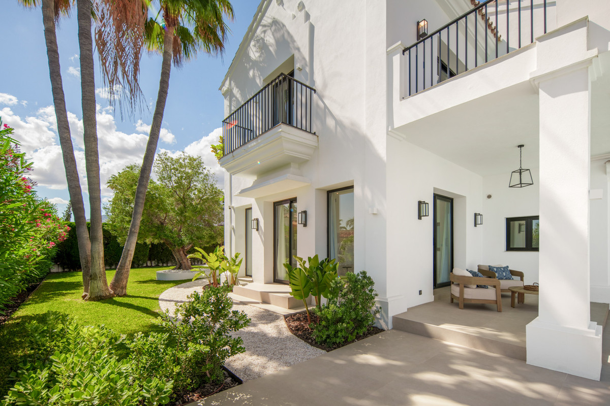 5 Bed Townhouse for sale in Benahavís Costa Del Sol, Málaga, Spain
