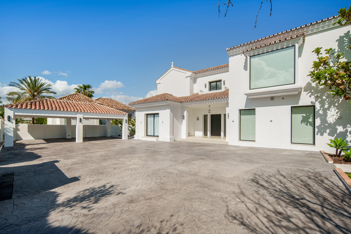 5 Bed Townhouse for sale in Benahavís Costa Del Sol, Málaga, Spain
