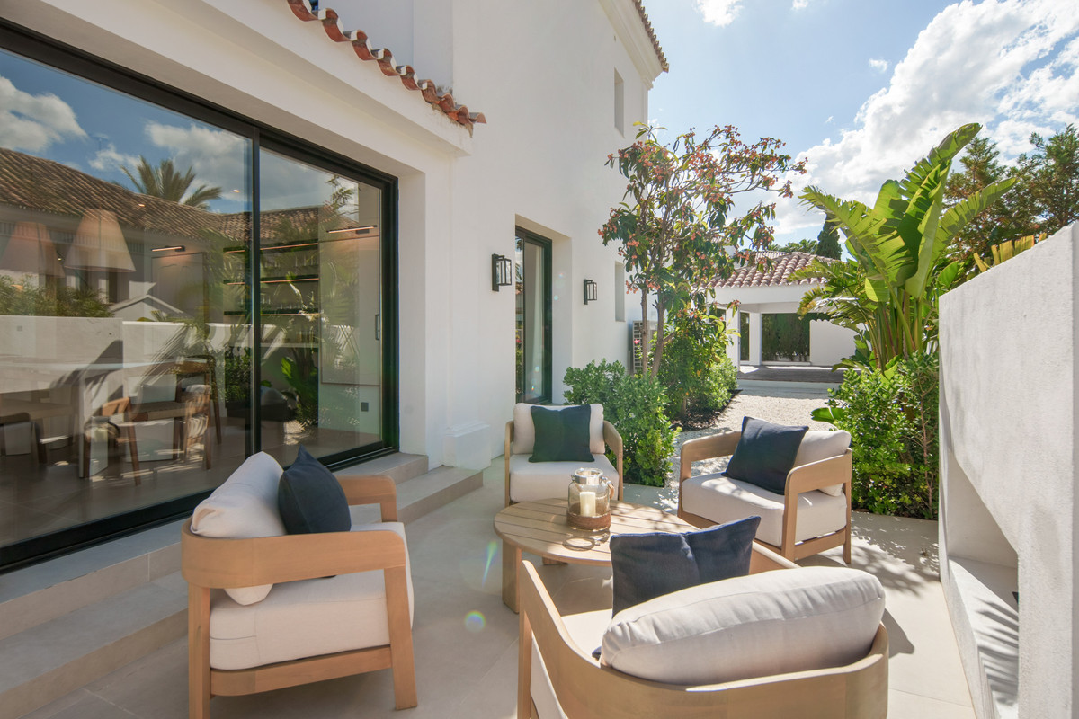 5 Bed Townhouse for sale in Benahavís Costa Del Sol, Málaga, Spain