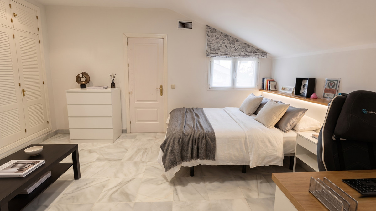 4 Bed Apartment for sale in The Golden Mile Costa Del Sol, Málaga, Spain