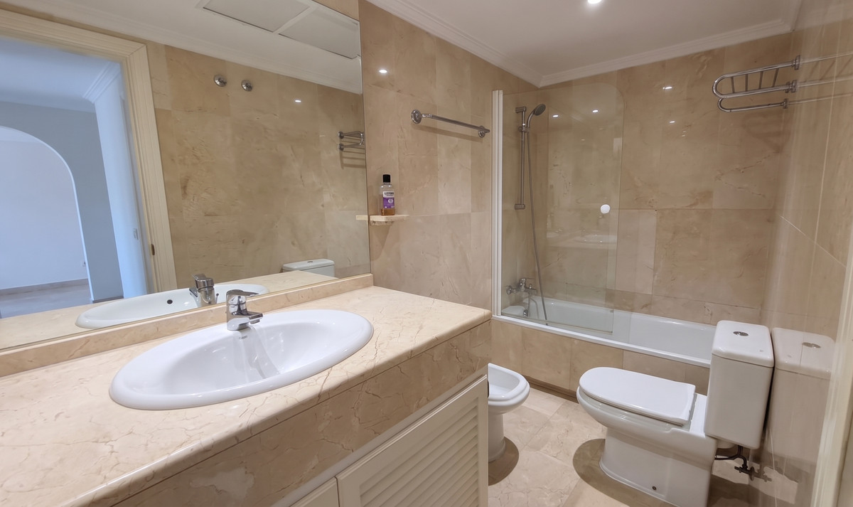 4 Bed Apartment for sale in The Golden Mile Costa Del Sol, Málaga, Spain