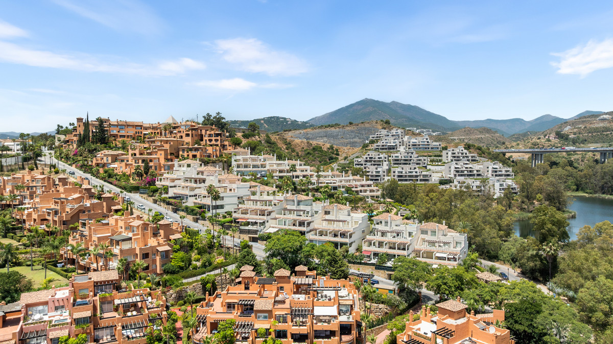 3 Bed Apartment for sale in Nueva Andalucía Costa Del Sol, Málaga, Spain