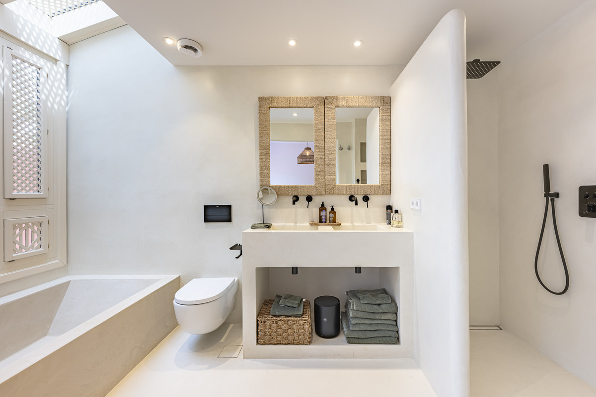 3 Bed Townhouse for sale in The Golden Mile Costa Del Sol, Málaga, Spain