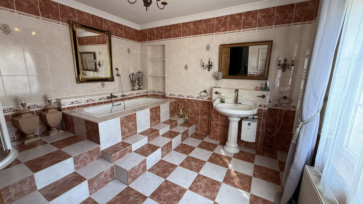 4 Bed Townhouse for sale in Coín Costa Del Sol, Málaga, Spain