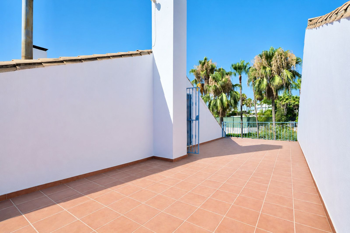 4 Bed Townhouse for sale in Nueva Andalucía Costa Del Sol, Málaga, Spain