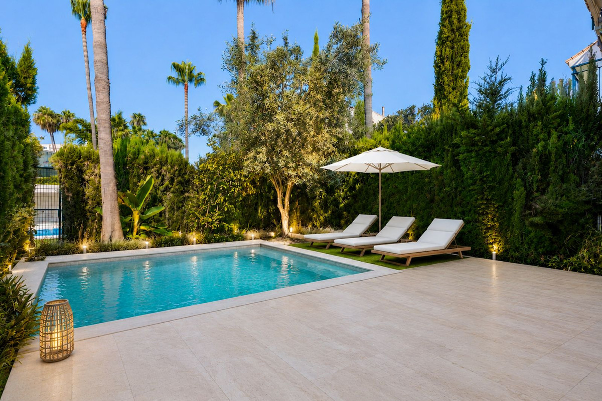 4 Bed Townhouse for sale in Nueva Andalucía Costa Del Sol, Málaga, Spain