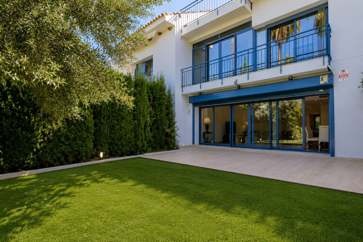4 Bed Townhouse for sale in Nueva Andalucía Costa Del Sol, Málaga, Spain