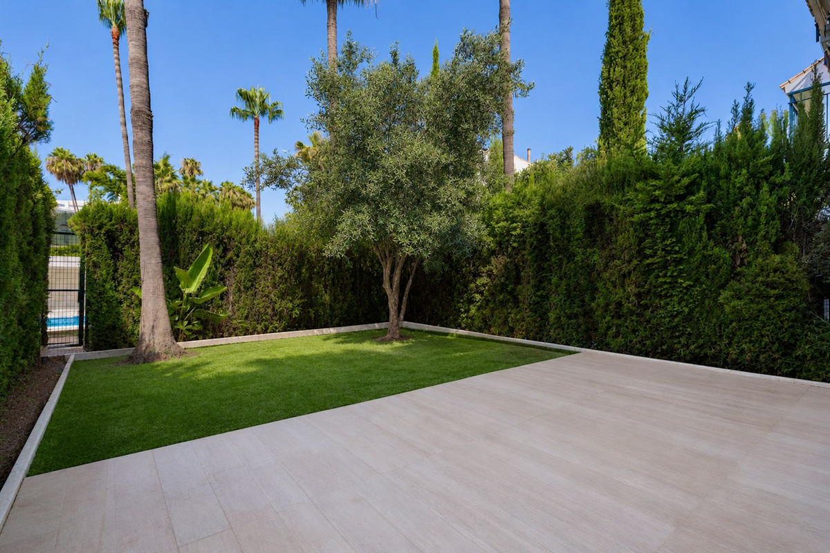 4 Bed Townhouse for sale in Nueva Andalucía Costa Del Sol, Málaga, Spain