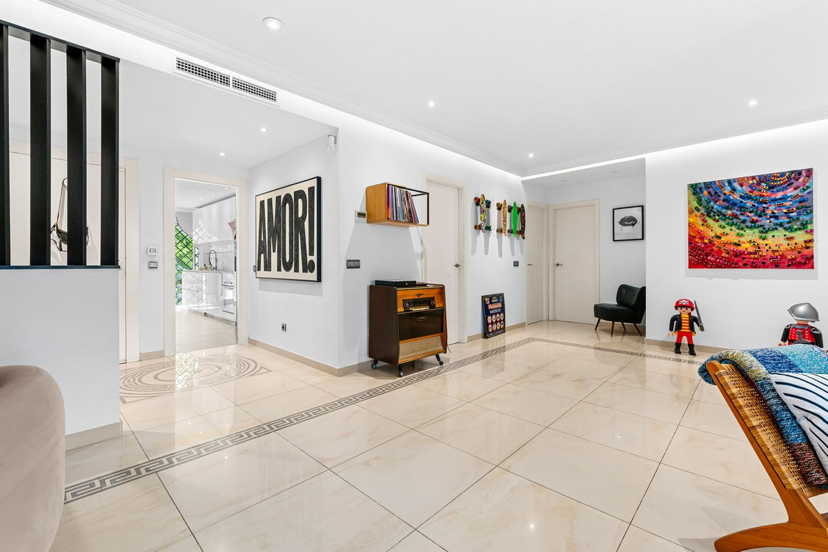 3 Bed Apartment for sale in Benahavís Costa Del Sol, Málaga, Spain