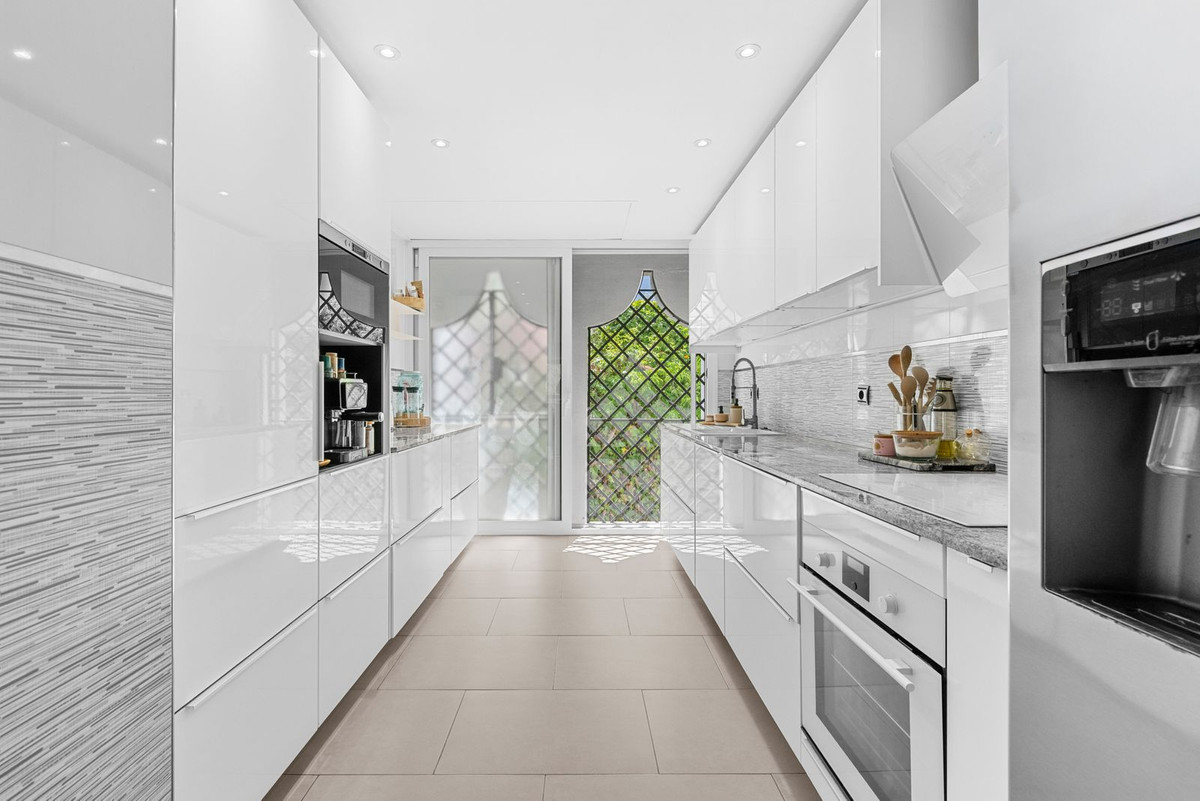 3 Bed Apartment for sale in Benahavís Costa Del Sol, Málaga, Spain