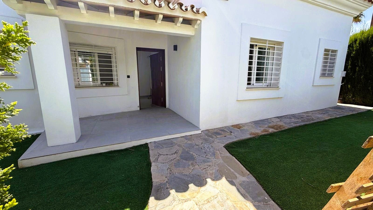 5 Bed Townhouse for sale in Benahavís Costa Del Sol, Málaga, Spain