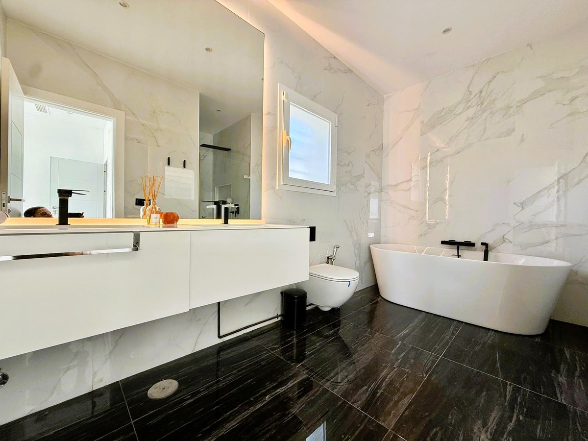 5 Bed Townhouse for sale in Benahavís Costa Del Sol, Málaga, Spain