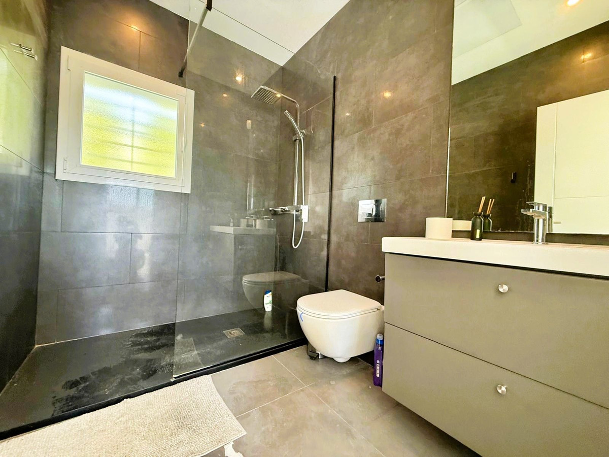 5 Bed Townhouse for sale in Benahavís Costa Del Sol, Málaga, Spain