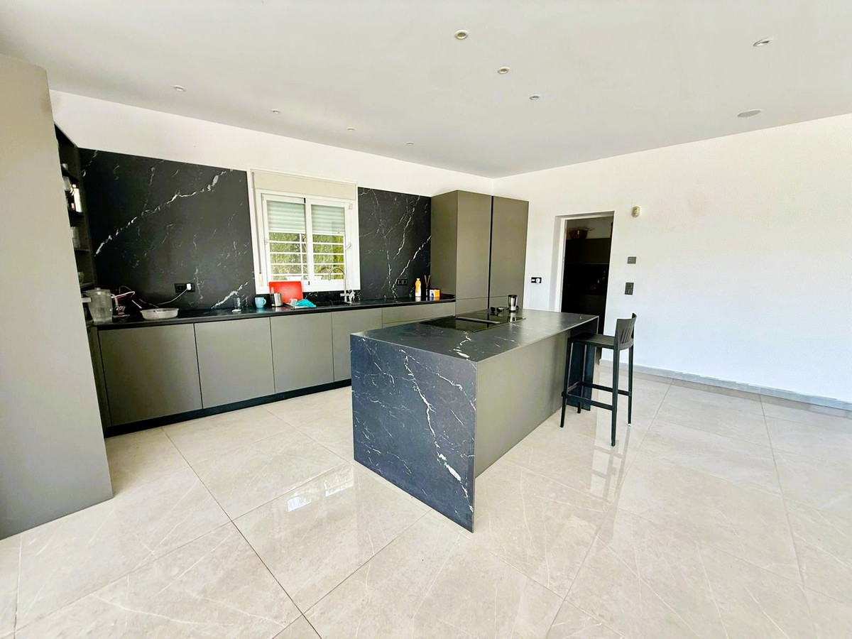 5 Bed Townhouse for sale in Benahavís Costa Del Sol, Málaga, Spain