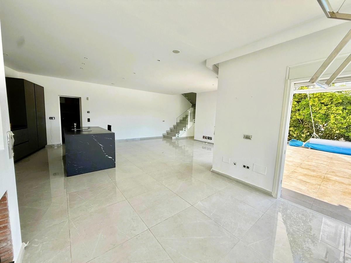 5 Bed Townhouse for sale in Benahavís Costa Del Sol, Málaga, Spain
