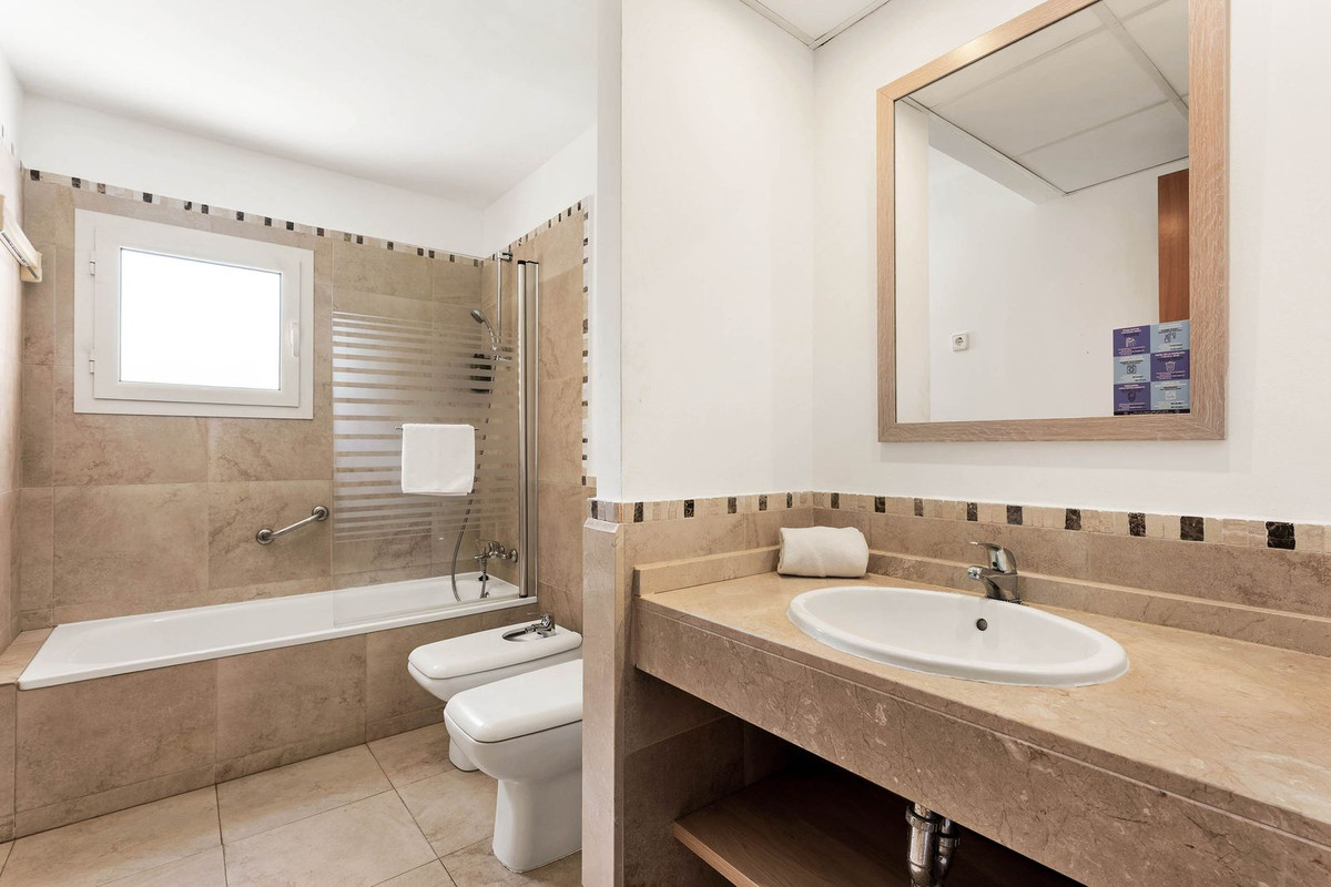 Se vende Apartamento Planta Media de 2 dormitorios en Costa Del Sol, Málaga, España