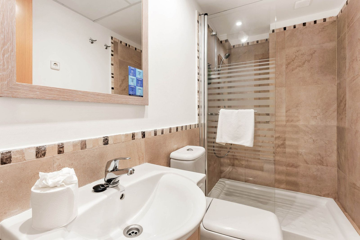 Se vende Apartamento Planta Media de 2 dormitorios en Costa Del Sol, Málaga, España
